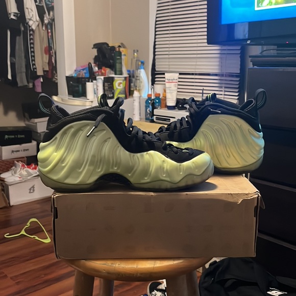 Electric Green Nike air foamposite - Picture 3 of 4